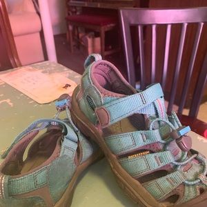 Girls turquoise Keens sz 2